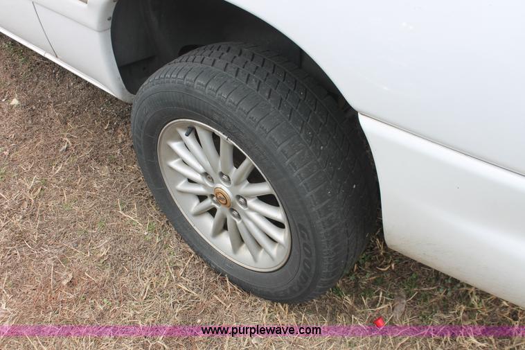 image for item E2956 1999 Chrysler Town & Country van