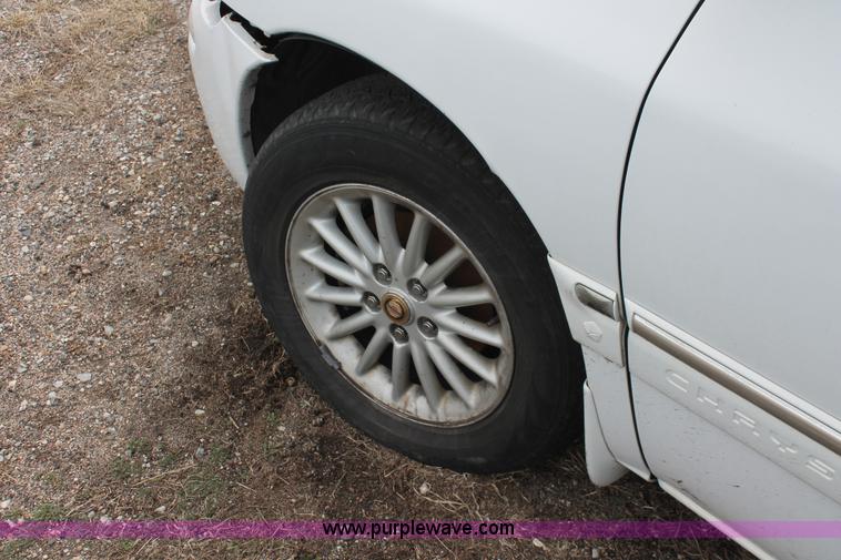 image for item E2956 1999 Chrysler Town & Country van