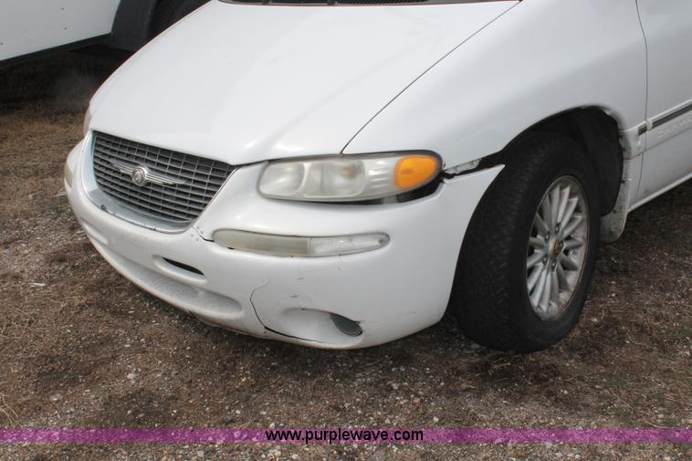 image for item E2956 1999 Chrysler Town & Country van
