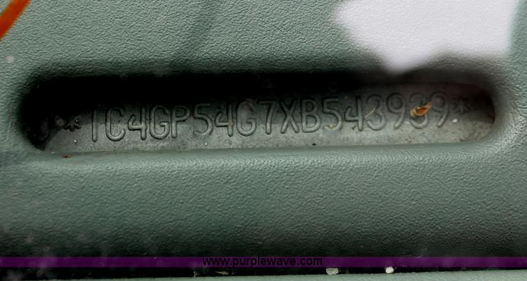 image for item E2956 1999 Chrysler Town & Country van