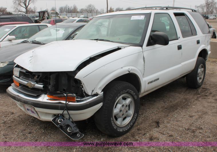 image for item E3164 2000 Chevrolet Blazer LS