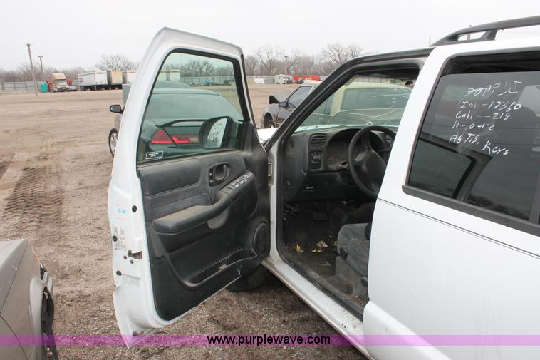 image for item E3164 2000 Chevrolet Blazer LS