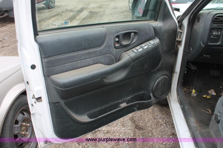 image for item E3164 2000 Chevrolet Blazer LS