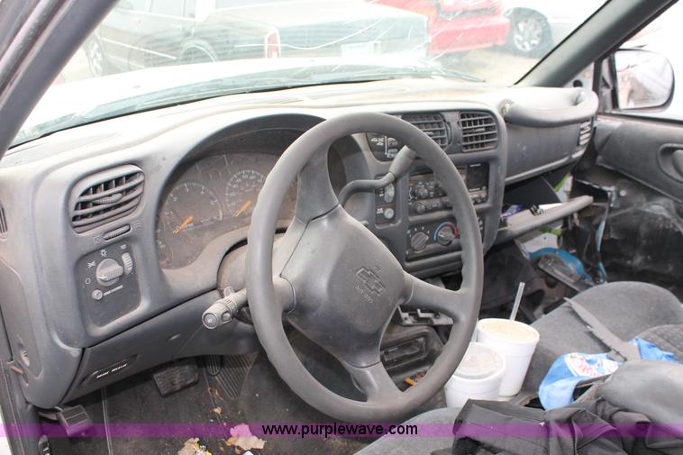 image for item E3164 2000 Chevrolet Blazer LS