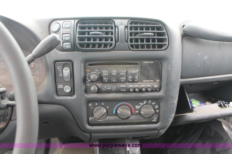 image for item E3164 2000 Chevrolet Blazer LS