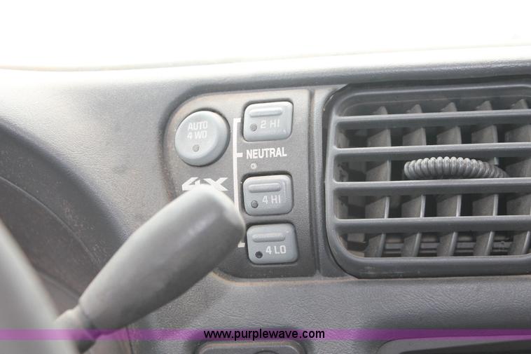 image for item E3164 2000 Chevrolet Blazer LS