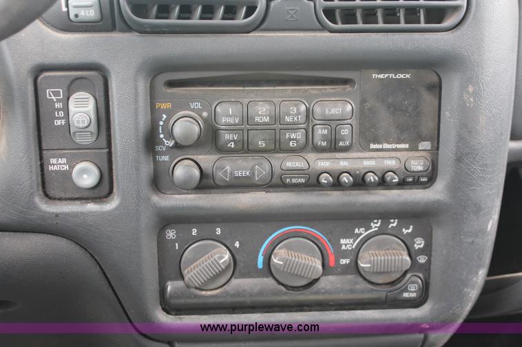 image for item E3164 2000 Chevrolet Blazer LS