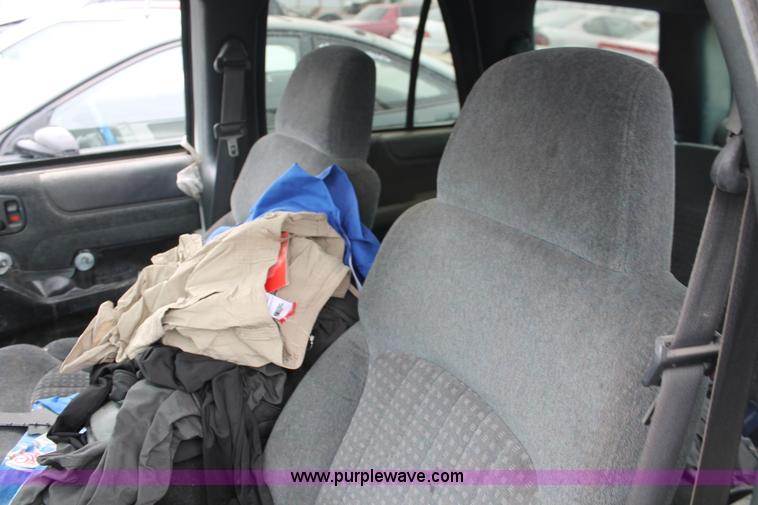 image for item E3164 2000 Chevrolet Blazer LS