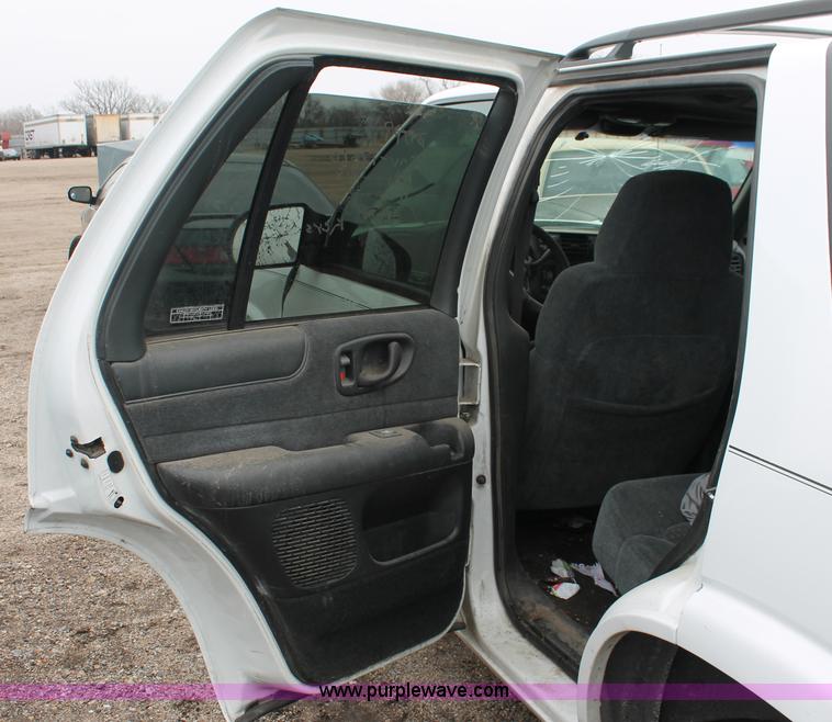 image for item E3164 2000 Chevrolet Blazer LS