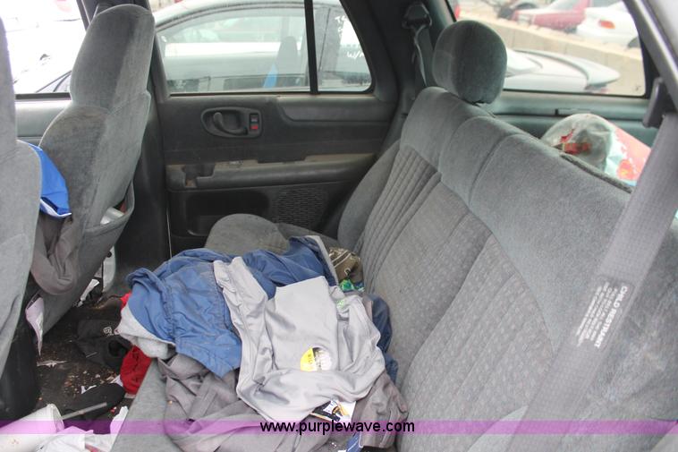 image for item E3164 2000 Chevrolet Blazer LS