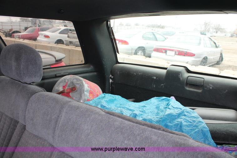 image for item E3164 2000 Chevrolet Blazer LS