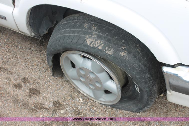 image for item E3164 2000 Chevrolet Blazer LS