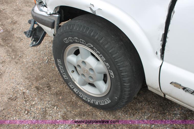 image for item E3164 2000 Chevrolet Blazer LS