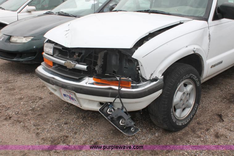 image for item E3164 2000 Chevrolet Blazer LS