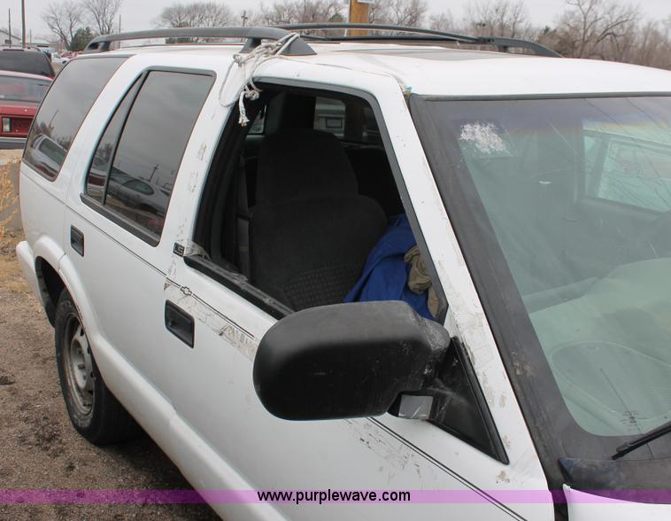 image for item E3164 2000 Chevrolet Blazer LS