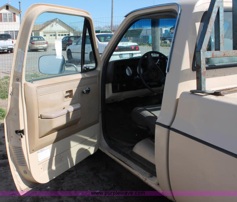image for item E3170 1986 Chevrolet Custom Deluxe 10 pickup truck