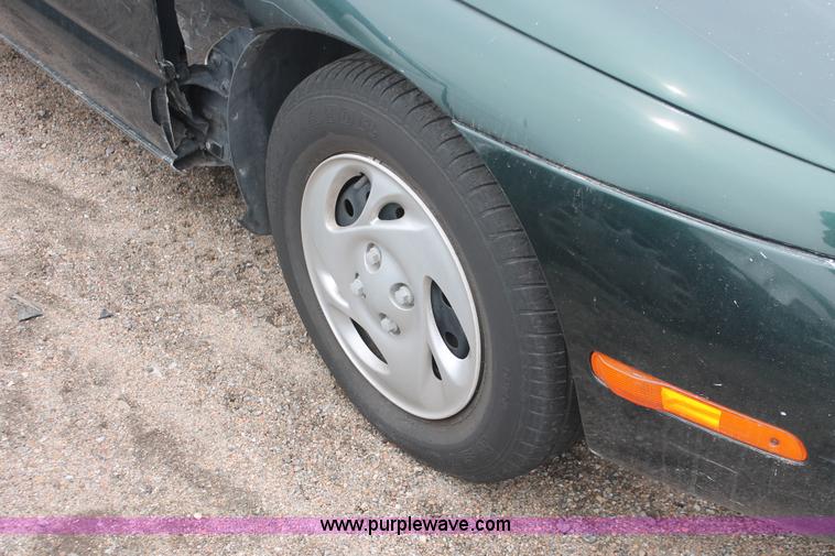 image for item E3175 1997 Saturn SC1