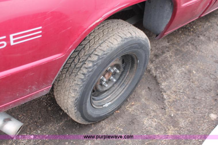 image for item E3185 1996 Mazda B2300 SE pickup truck