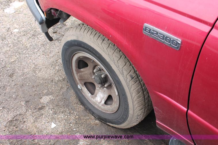 image for item E3185 1996 Mazda B2300 SE pickup truck