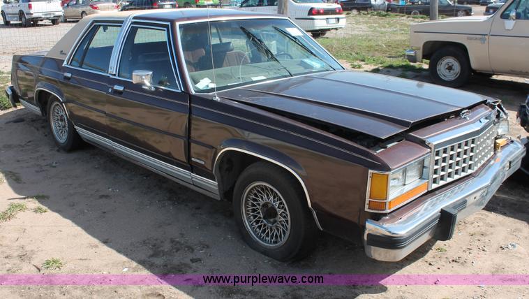 image for item E3189 1983 Ford Crown Victoria LTD