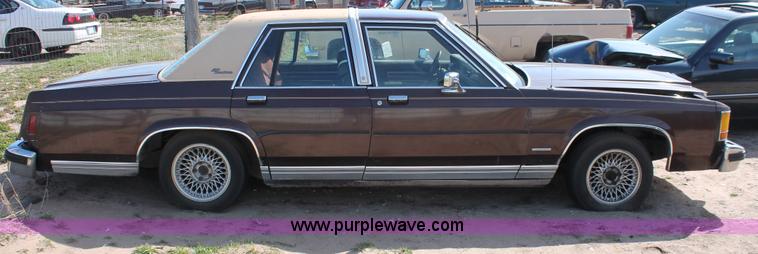 image for item E3189 1983 Ford Crown Victoria LTD