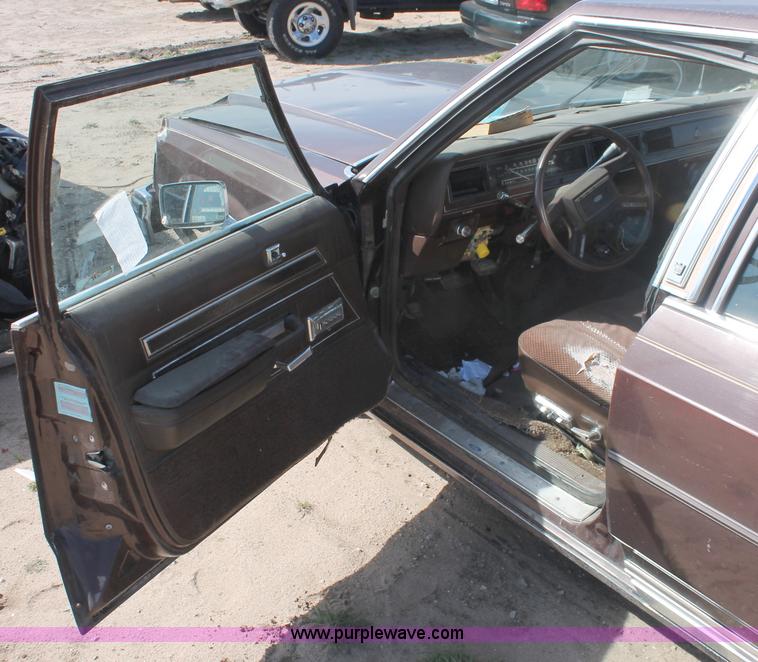 image for item E3189 1983 Ford Crown Victoria LTD