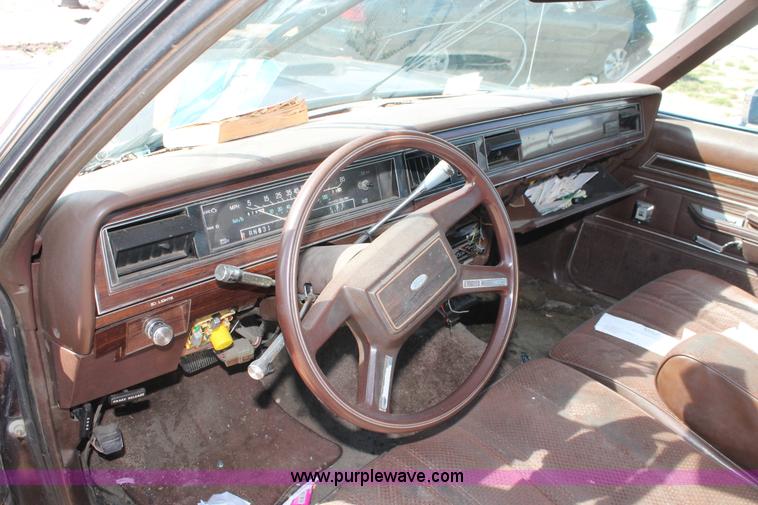 image for item E3189 1983 Ford Crown Victoria LTD