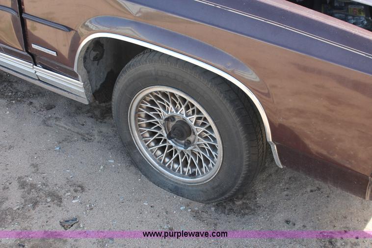 image for item E3189 1983 Ford Crown Victoria LTD