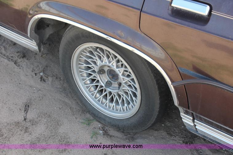 image for item E3189 1983 Ford Crown Victoria LTD