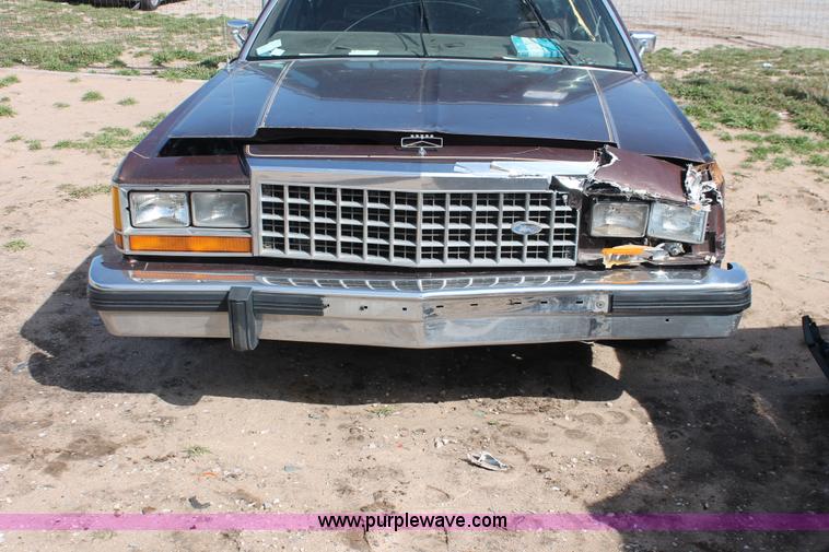 image for item E3189 1983 Ford Crown Victoria LTD