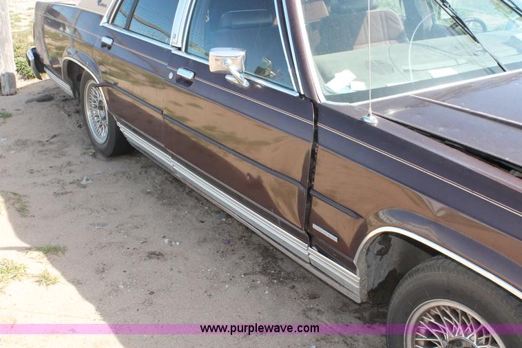 image for item E3189 1983 Ford Crown Victoria LTD