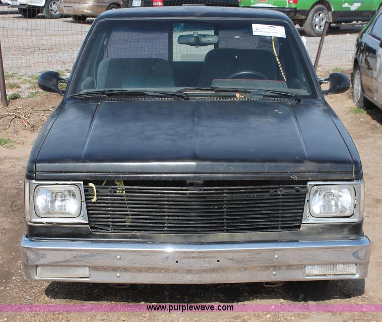 image for item E3196 1988 Chevrolet S10 pickup truck