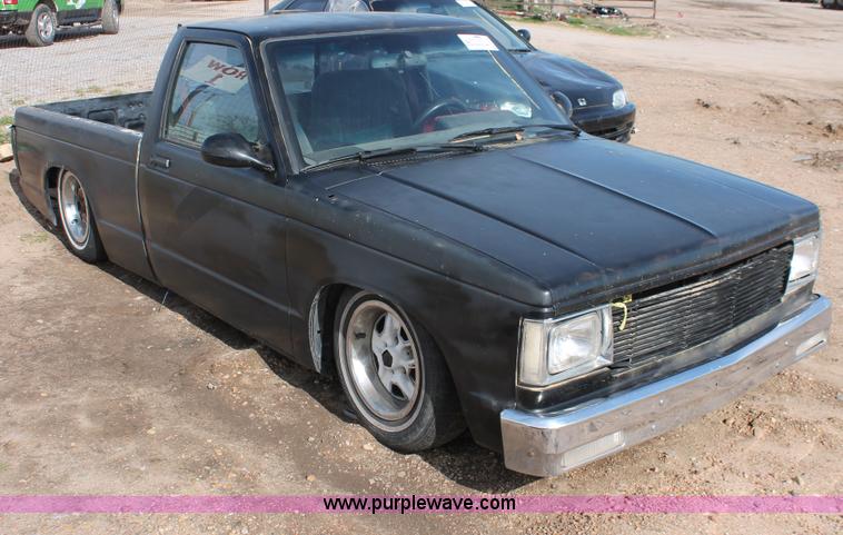 image for item E3196 1988 Chevrolet S10 pickup truck