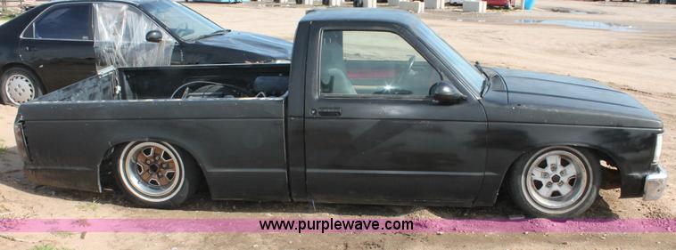 image for item E3196 1988 Chevrolet S10 pickup truck