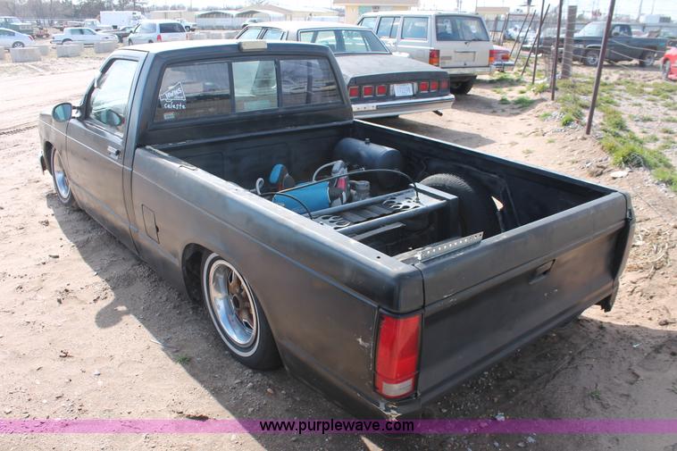 image for item E3196 1988 Chevrolet S10 pickup truck