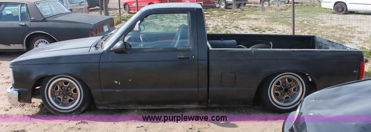 image for item E3196 1988 Chevrolet S10 pickup truck
