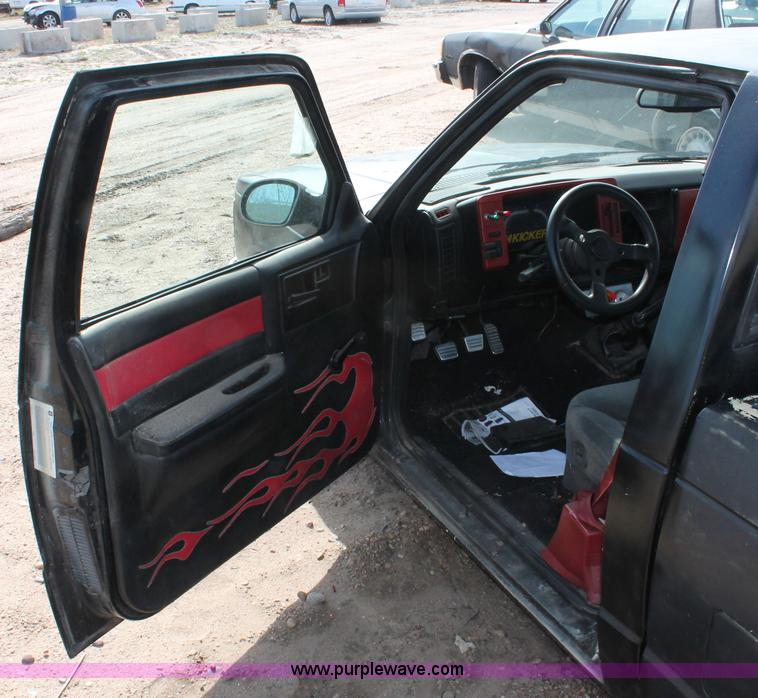 image for item E3196 1988 Chevrolet S10 pickup truck