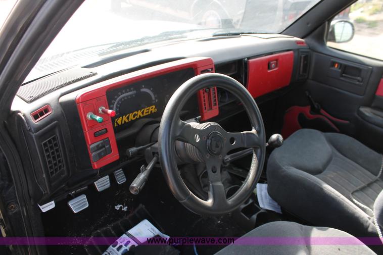 image for item E3196 1988 Chevrolet S10 pickup truck