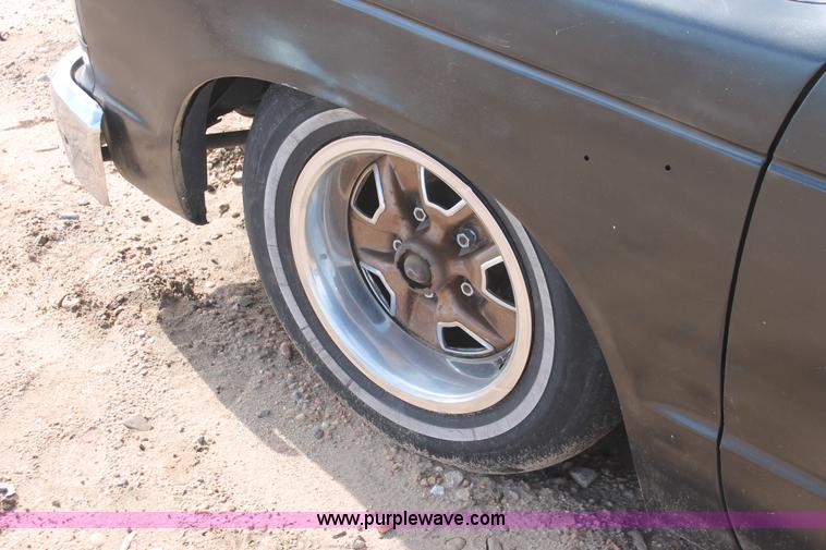 image for item E3196 1988 Chevrolet S10 pickup truck