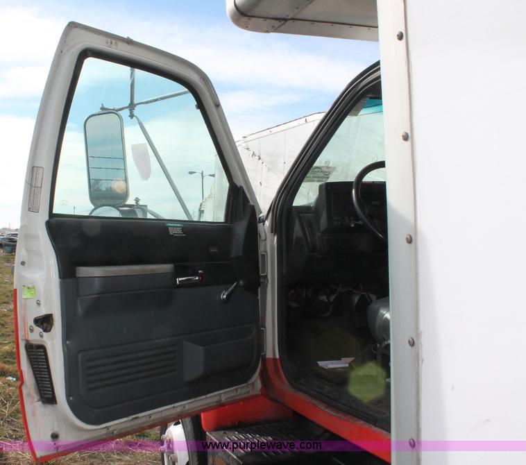 image for item E3200 1993 GMC TopKick SLE Lo Pro box truck