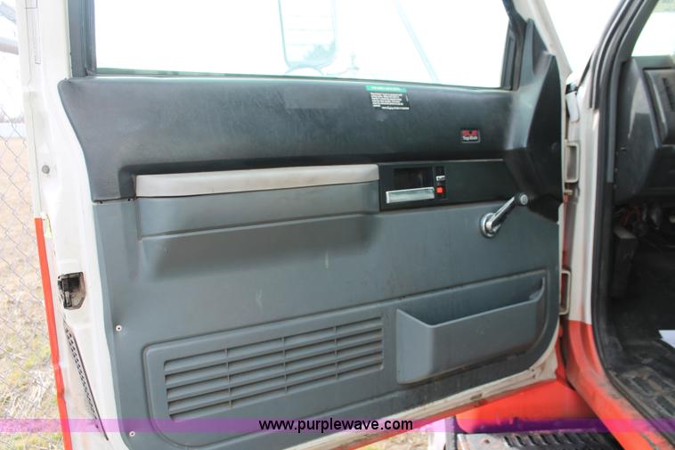 image for item E3200 1993 GMC TopKick SLE Lo Pro box truck