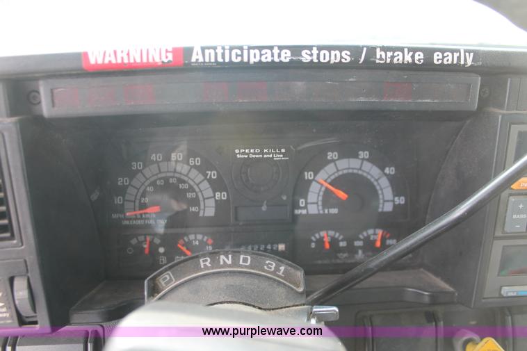 image for item E3200 1993 GMC TopKick SLE Lo Pro box truck