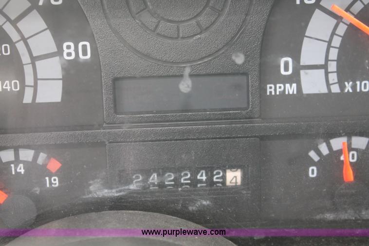 image for item E3200 1993 GMC TopKick SLE Lo Pro box truck