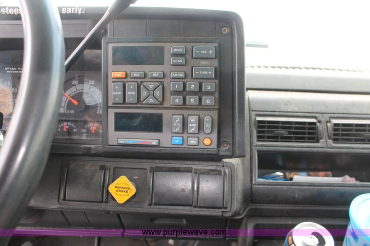 image for item E3200 1993 GMC TopKick SLE Lo Pro box truck