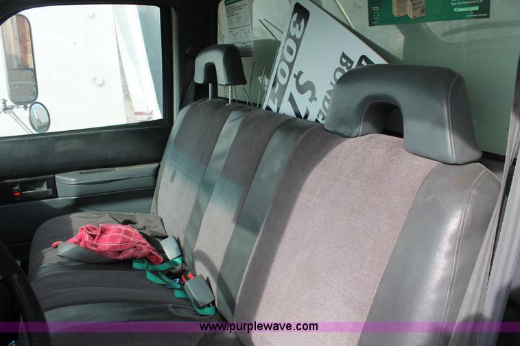 image for item E3200 1993 GMC TopKick SLE Lo Pro box truck