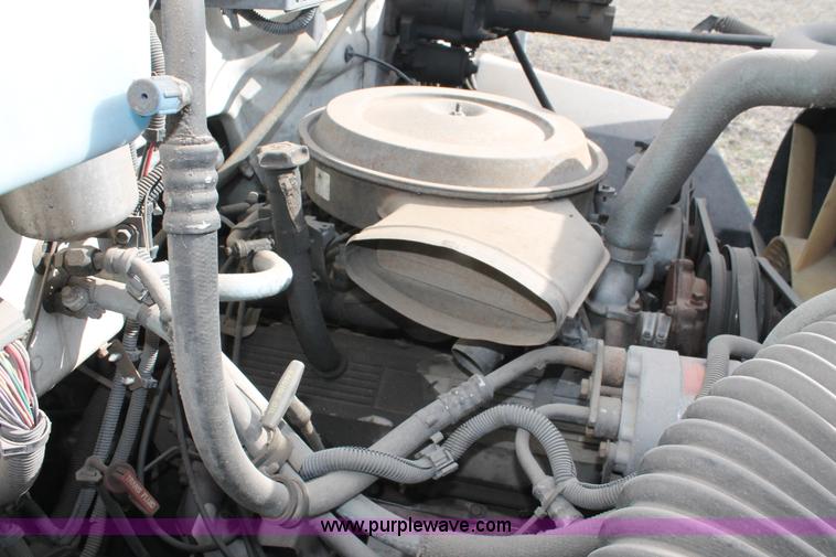 image for item E3200 1993 GMC TopKick SLE Lo Pro box truck