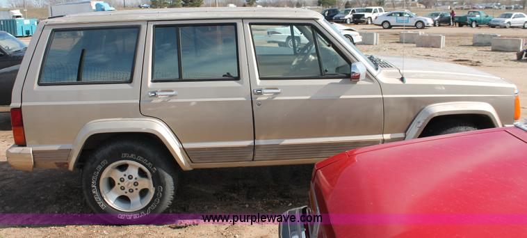 image for item E3201 1993 Jeep Cherokee Country SUV