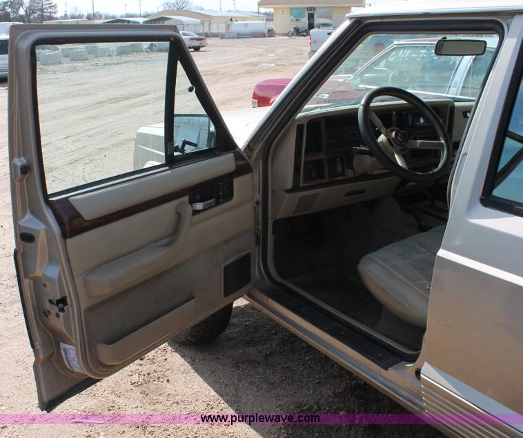 image for item E3201 1993 Jeep Cherokee Country SUV
