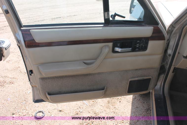 image for item E3201 1993 Jeep Cherokee Country SUV