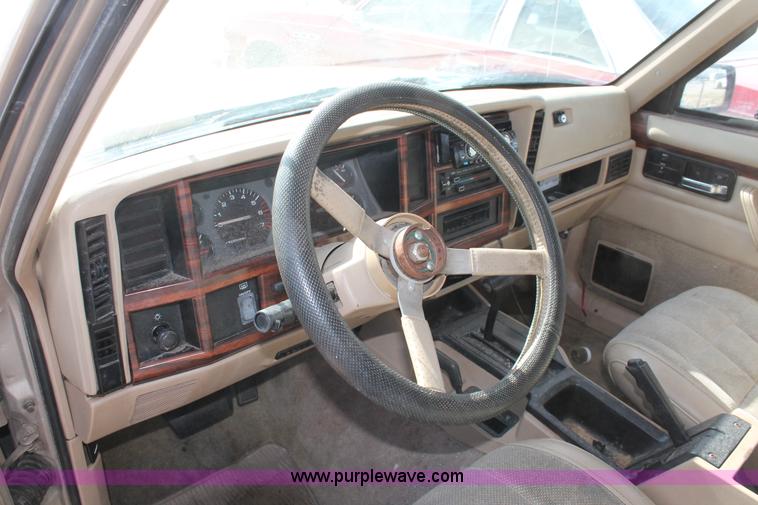 image for item E3201 1993 Jeep Cherokee Country SUV